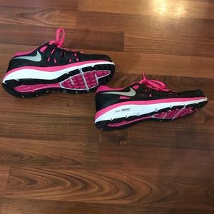 NWOT Black Nike shoes